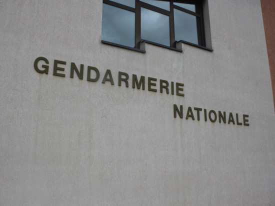 Deux distributeurs de billets attaqués près de Lyon