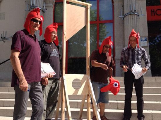 Des élus de Givors installent une guillotine pour dénoncer la baisse des dotations de l’État