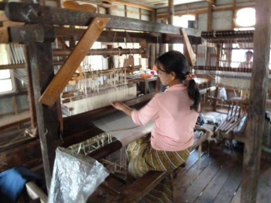 Suite des aventures des Globe-croqueurs : le travail de la soie, de Lyon à la Birmanie Suite des aventures des Globe-croqueurs : le travail de la soie, de Lyon à la Birmanie