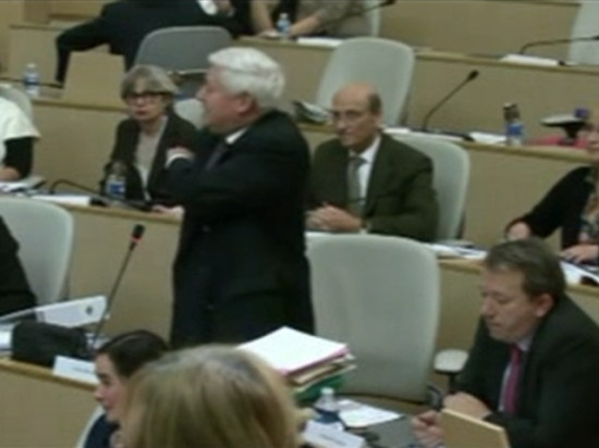 Gollnisch fait une quenelle en pleine séance du Conseil Régional - VIDEO