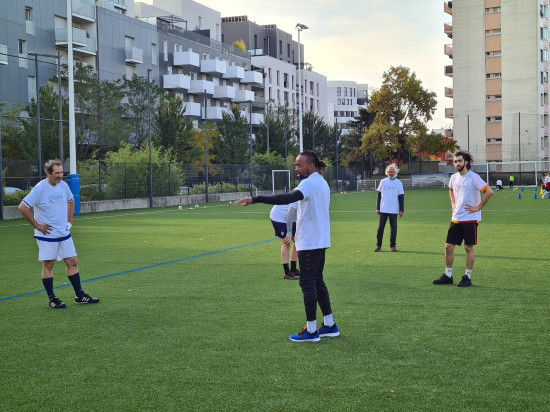 Lyon : Sidney Govou se prête au jeu de l’Heure solidaire
