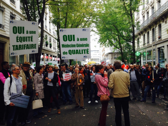 Les m&eacute;decins g&eacute;n&eacute;ralistes du Rh&ocirc;ne manifestent devant la Pr&eacute;fecture