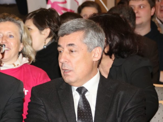 Municipales dans le Rhône : Henri Guaino passe la journée à Rillieux-la-Pape