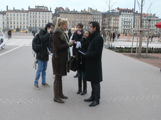 Municipales à Lyon : grosse opération tractage d'Hamelin dans le métro
