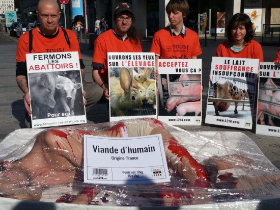 Des barquettes de viande humaine vendredi soir sur la place de la R&eacute;publique &agrave; Lyon