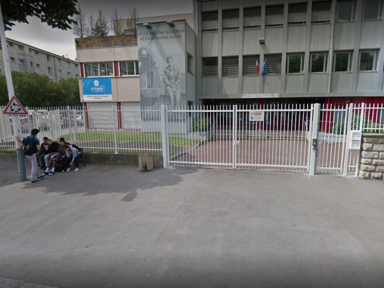 A Vénissieux, un proviseur et un CPE ont-ils été recouverts d'essence par des lycéens ?