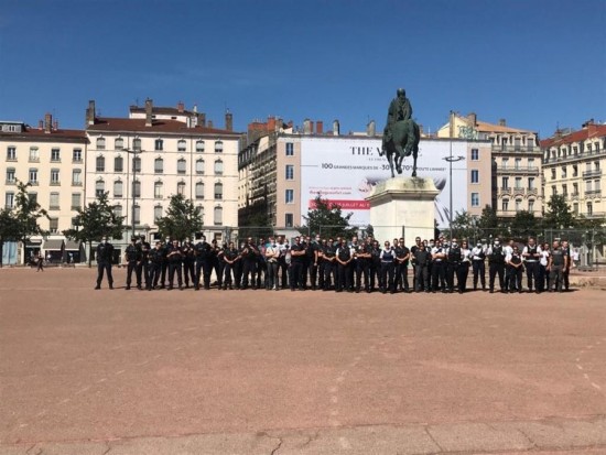 Policier tué au Mans : ses collègues lui rendent hommage à Lyon