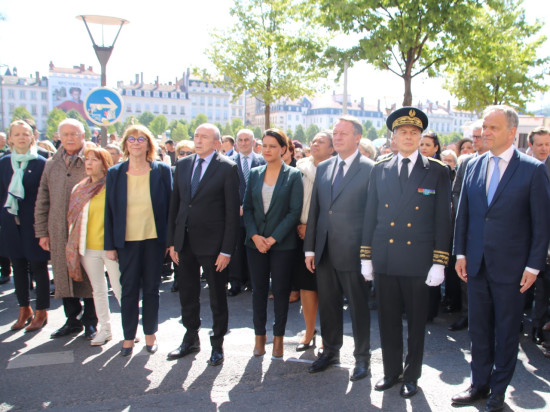 Attentat sur les Champs-Elysées : un dépôt de gerbe et une minute de silence à Lyon