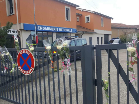 Attentat de Trèbes : des hommages devant les gendarmeries du Rhône
