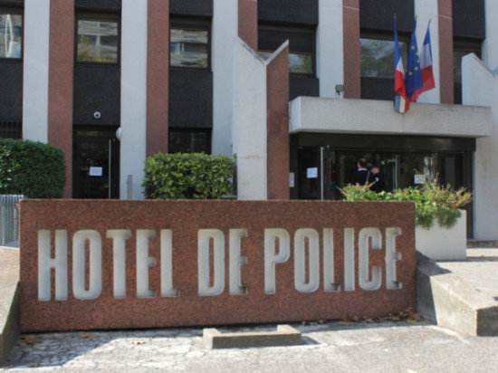 Lyon : deux SDF calinent des jeunes filles pour leur voler un portable Lyon : deux SDF calinent des jeunes filles pour leur voler un portable