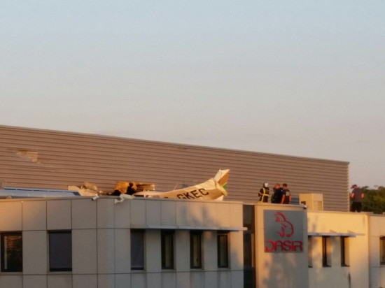 Décines : un avion de tourisme se crashe sur le toit d’un bâtiment