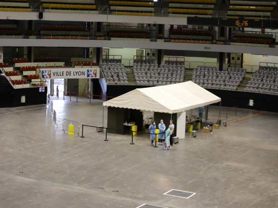 Coronavirus à Lyon : un nouveau centre de dépistage prioritaire ouvre ses portes au Palais des Sports