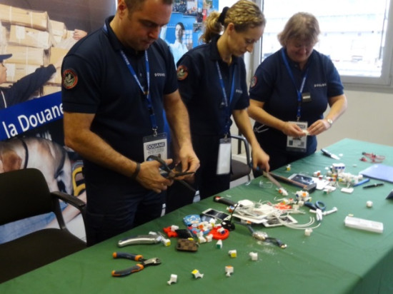 Journée nationale de destruction de contrefaçons : 12 623 articles détruits à Lyon Saint-Exupéry