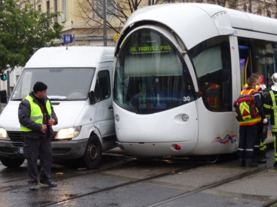 Lyon : une camionnette entre en collision avec un tramway Lyon : une camionnette entre en collision avec un tramway