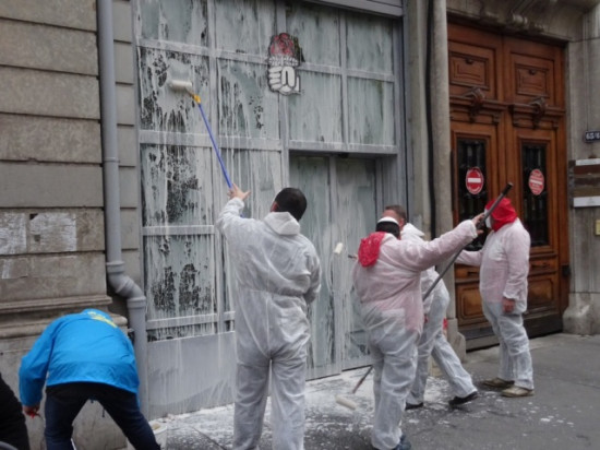 Les buralistes en colère s'en prennent à la fédération PS du Rhône à Lyon Les buralistes en colère s'en prennent à la fédération PS du Rhône à Lyon