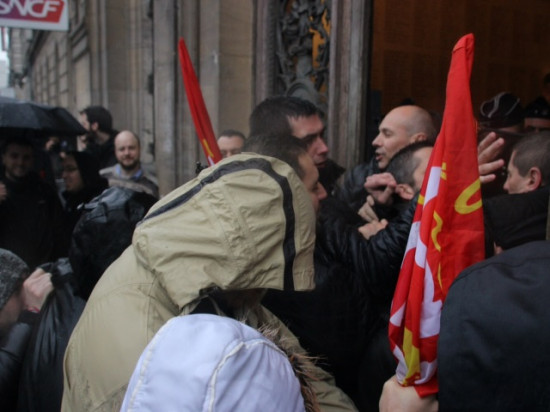 Echauffour&eacute;es devant la direction r&eacute;gionale de la SNCF : les cheminots s'en prennent au pr&eacute;fet