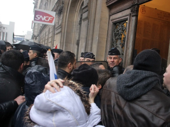 Lyon : rassemblement musclé devant la direction régionale de la SNCF Lyon : rassemblement musclé devant la direction régionale de la SNCF