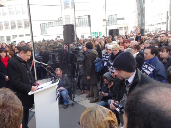 Environ 600 personnes à Villeurbanne ont rendu hommage ce jeudi midi aux victimes de Charlie Hebdo Environ 600 personnes à Villeurbanne ont rendu hommage ce jeudi midi aux victimes de Charlie Hebdo