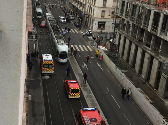 Lyon : accident entre un tram et une voiture, 3 blessés dont 1 grave Lyon : accident entre un tram et une voiture, 3 blessés dont 1 grave