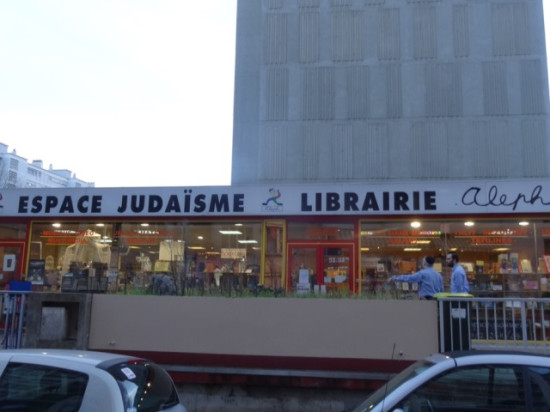 Villeurbanne : il s'attaque à une librairie hébraïque avec un marteau Villeurbanne : il s'attaque à une librairie hébraïque avec un marteau