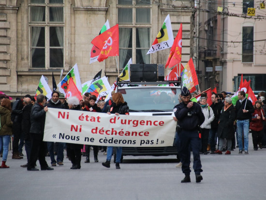 Lyon : 500 personnes défilent contre l’état d’urgence
