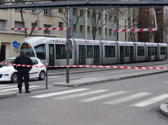 Lyon : le tramway bloqué suite à la découverte d'un colis suspect Lyon : le tramway bloqué suite à la découverte d'un colis suspect