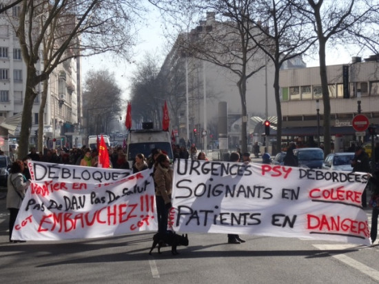 Lyon : plus de 200 personnes manifestent pour dénoncer les conditions de travail au Vinatier Lyon : plus de 200 personnes manifestent pour dénoncer les conditions de travail au Vinatier
