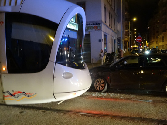 Lyon : collision entre une voiture et le tramway, un blessé léger Lyon : collision entre une voiture et le tramway, un blessé léger