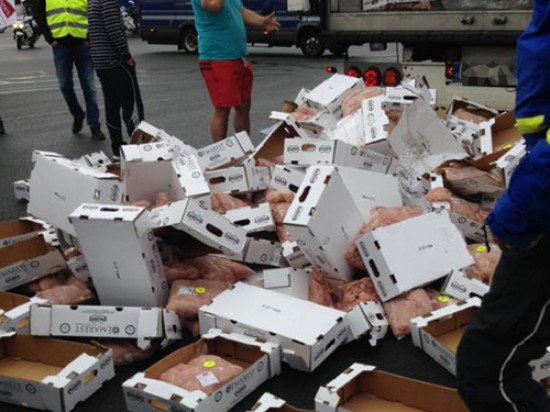 Péage de Villefranche : les agriculteurs manifestent contre la baisse du prix de la viande