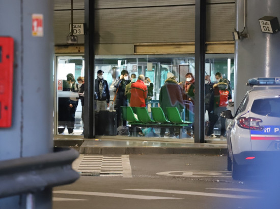 Soupçons de coronavirus à Lyon : tous les passagers du bus ont finalement pu quitter Perrache Soupçons de coronavirus à Lyon : tous les passagers du bus ont finalement pu quitter Perrache