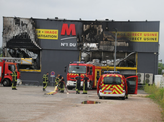 Important incendie ce mardi au MDA de Saint-Priest Important incendie ce mardi au MDA de Saint-Priest