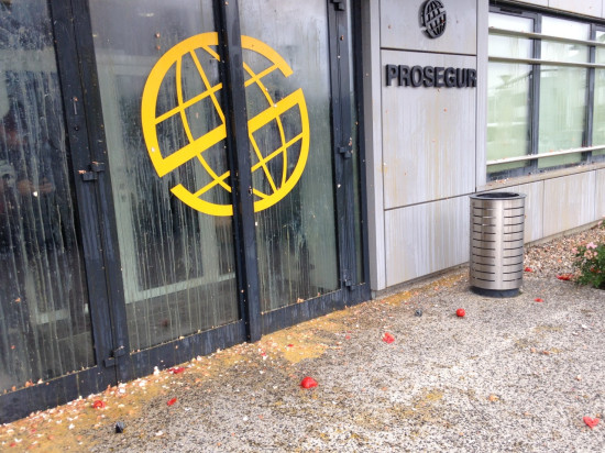 Jets de tomates et d'oeufs contre le siège de Prosegur à Saint-Priest