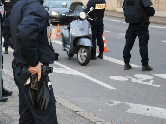 Lyon : à 14 ans, ils lancent une bouteille d'acide sur un collège Lyon : à 14 ans, ils lancent une bouteille d'acide sur un collège