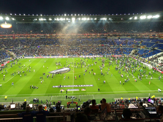 OL-Besiktas : après des rixes et l'envahissement de la pelouse, le match a débuté en retard