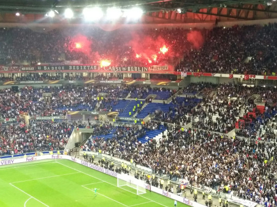 Incidents OL-Besiktas : deux stadiers gravement touchés lors de la rencontre