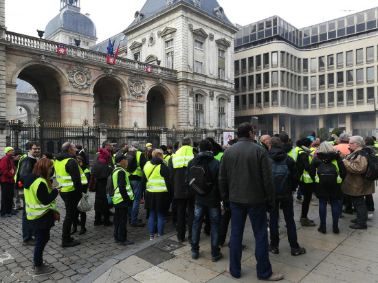 "Macron démission" : des centaines de gilets jaunes mobilisés dans le Rhône