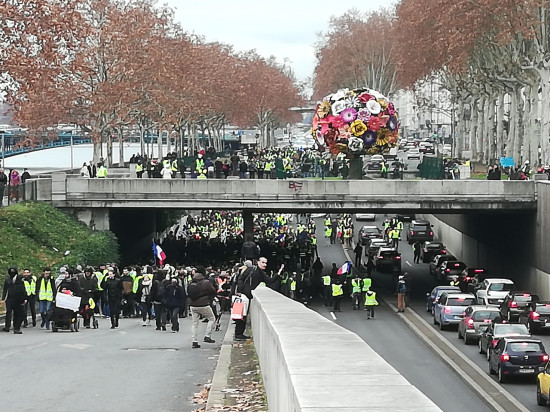 Acte IX des gilets jaunes : un défilé, des heurts et des péages gratuits (MàJ)