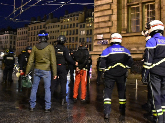 Lyon : l'homme interpellé avec un fumigène à la manif anti-Macron n'était même pas politisé