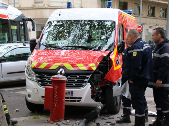 Lyon : collision entre une voiture et les pompiers Lyon : collision entre une voiture et les pompiers