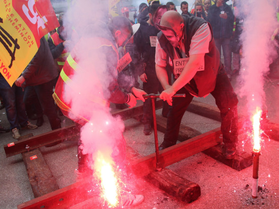 Lyon : les cheminots posent des rails devant le Medef