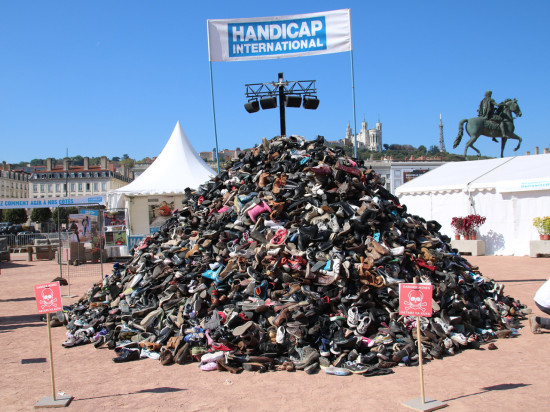La traditionnelle Pyramide de chaussures se dresse ce samedi à Lyon