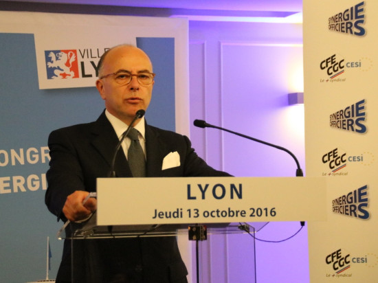 Pompiers, officiers, Bernard Cazeneuve en visite dans le Rhône