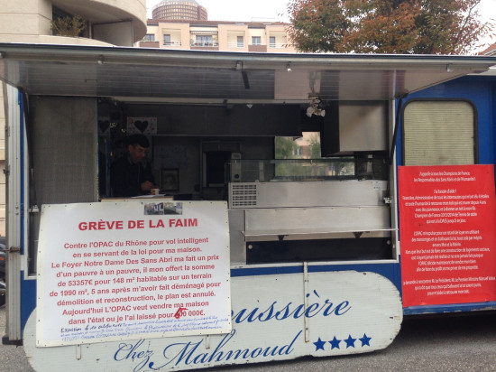 Lyon : un vendeur de kebabs en gr&egrave;ve de la faim pour r&eacute;cup&eacute;rer un terrain