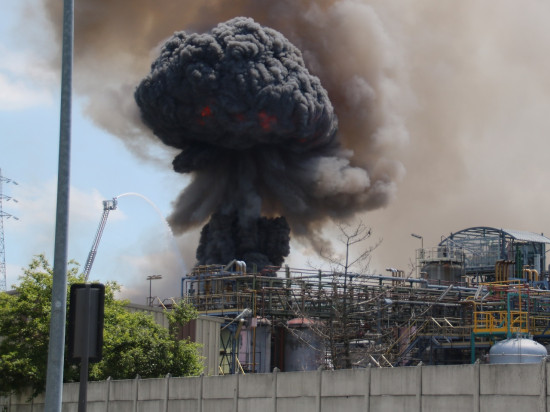 Incendie sur un site Seveso près de Lyon : la piste accidentelle privilégiée Incendie sur un site Seveso près de Lyon : la piste accidentelle privilégiée
