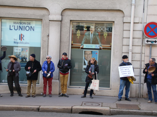 Une "casserolade" devant la permanence du député Philippe Cochet Une "casserolade" devant la permanence du député Philippe Cochet