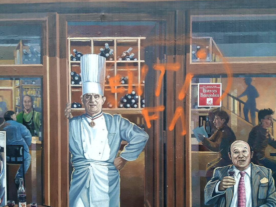 La Fresque des Lyonnais et Paul Bocuse tagués après la manif ni-Macron, ni-Le Pen