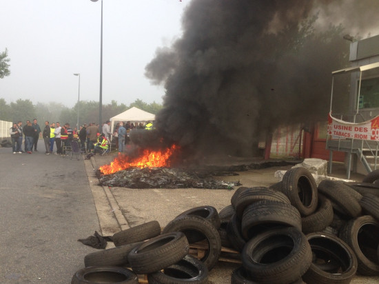 Distribution de tabac : le site de Mions bloqué