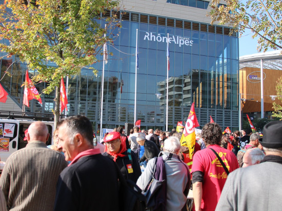 Lyon : les cheminots en colère manifestent devant la Région