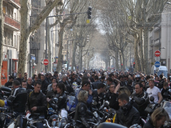 Entre 2500 et 5000 motards ont défilé dans Lyon