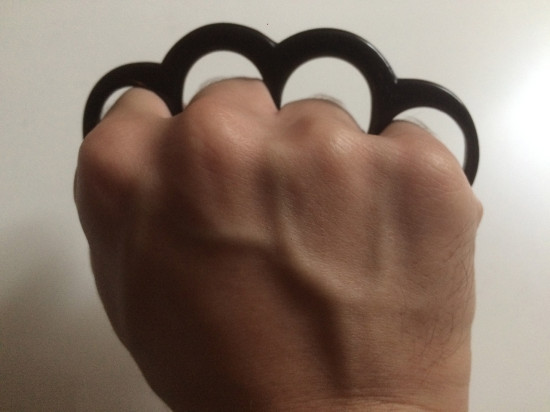 Couteau, poing américain et barre de fer utilisés après un simple vol de CD Couteau, poing américain et barre de fer utilisés après un simple vol de CD